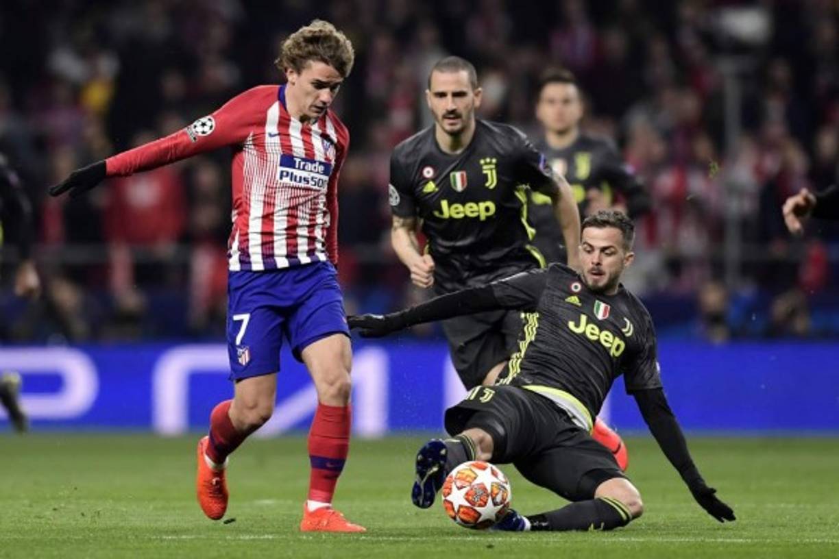 Miralem Pjanić le roba la pelota a Antoine Griezmann.