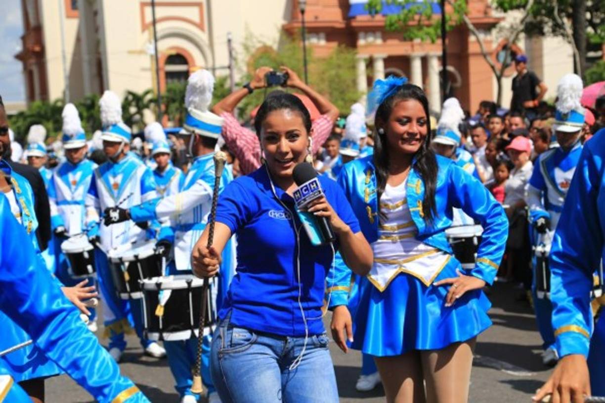 Elsa Oseguera, la periodista de San Pedro Sula del canal HCH no quiso pasar desapercibida este 15 de septiembre.