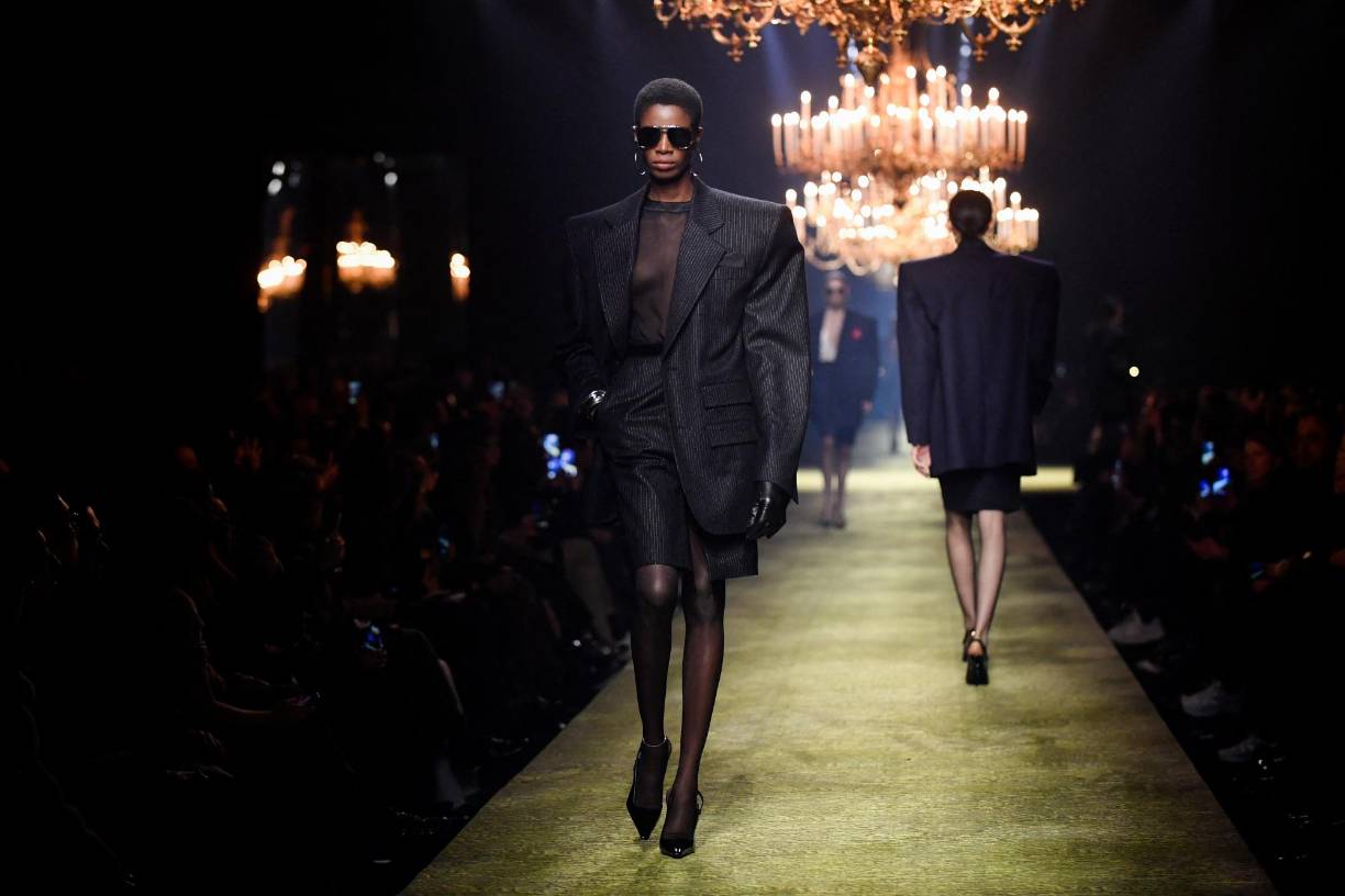 La decoración del desfile está inspirada en la sala de baile del hotel Intercontinental, donde Saint Laurent presentó sus colecciones de alta costura entre 1975 y 2001.