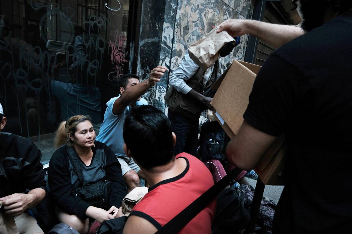 Casi 106.000 personas, entre ellas unos 54.000 <b>migrantes</b>, viven acogidos por la ciudad de <b>Nueva</b> <b>York</b>, ya sea en albergues u hoteles, según las autoridades.