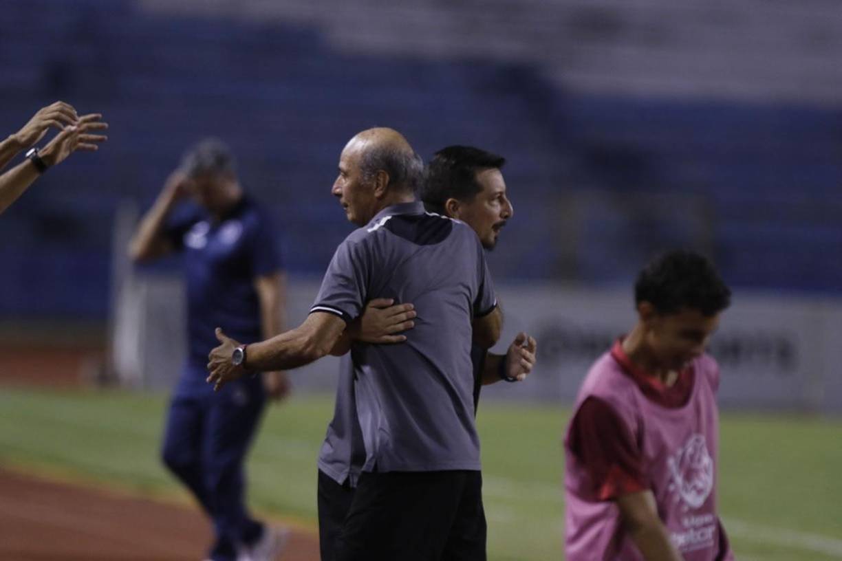 Miguel Falero celebrando con su cuerpo técnico el triunfo del Real España contra el Motagua.