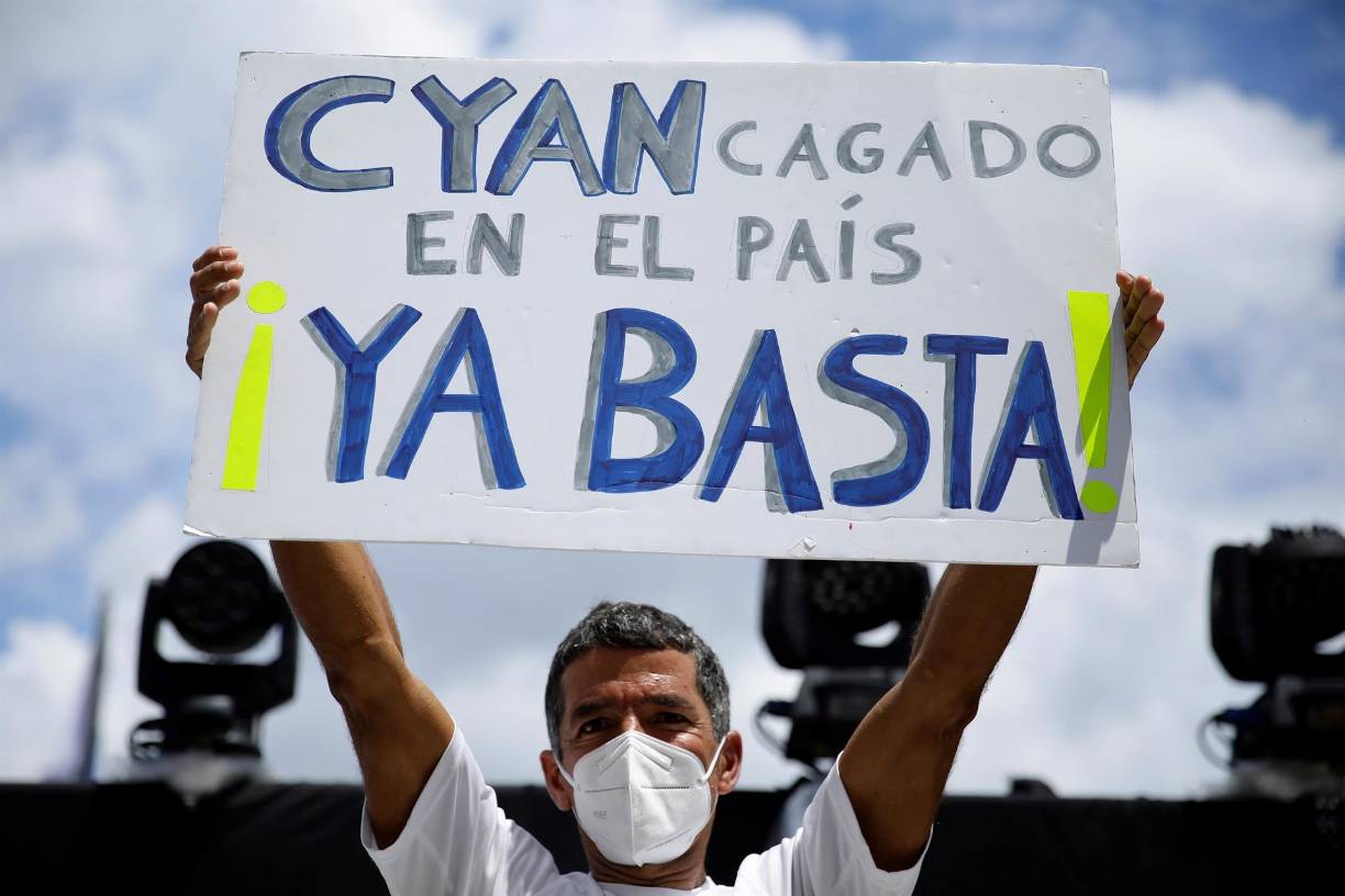 Los cohetes, el humo de colores y la música de tambores pusieron la nota de color en la protesta, que tuvo una amplía participación femenina y que fue pacífica. Reportes de la prensa local dieron cuenta de la quema de una motocicleta por sujetos encapuchados antes de que comenzara la manifestación. Miembros de las organizaciones civiles intentaron expulsar a estas personas de la marcha.