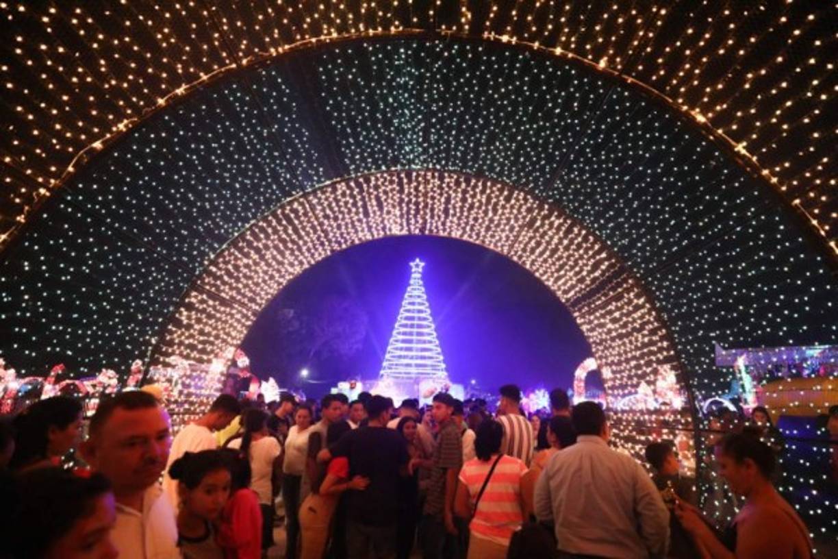 Decenas de sampedranos llegaron desde las 5:00 pm para vivir a lo grande del excelente ambiente que se vive ahora en la villa ubicada en el barrio Cabañas, Avenida Circunvalación.