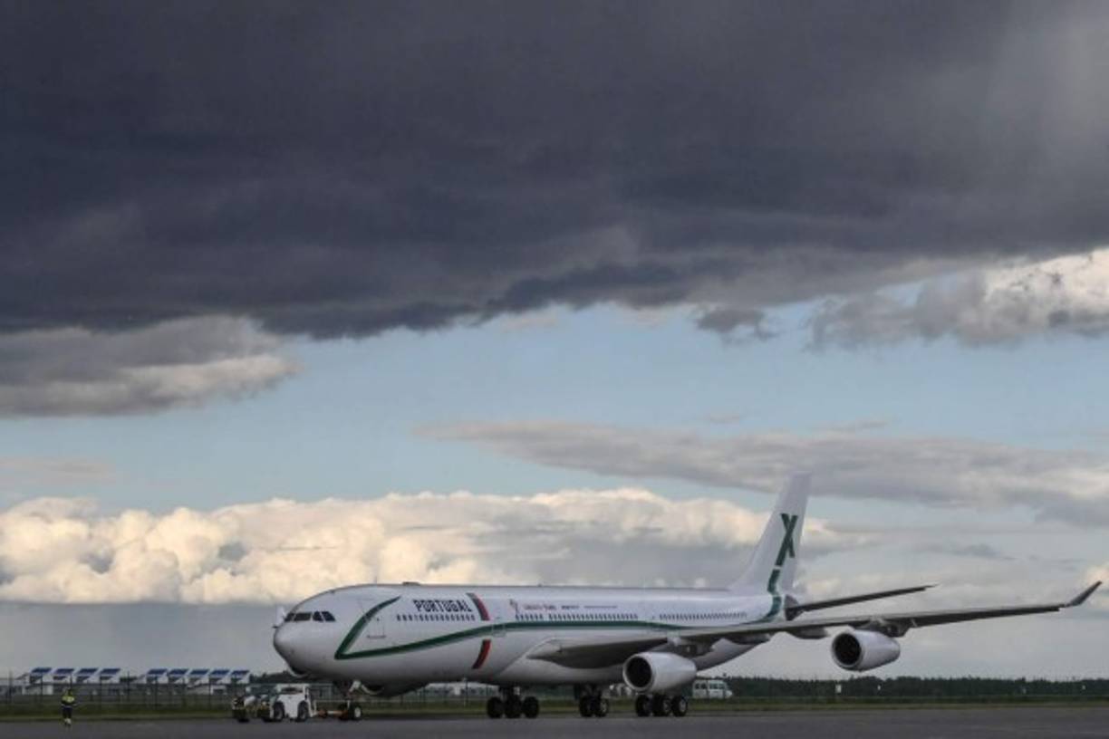 El avión que transportó a la selección portuguesa llegando al aeropuerto de Zhukovsky, a las afueras de Moscú. Foto AFP