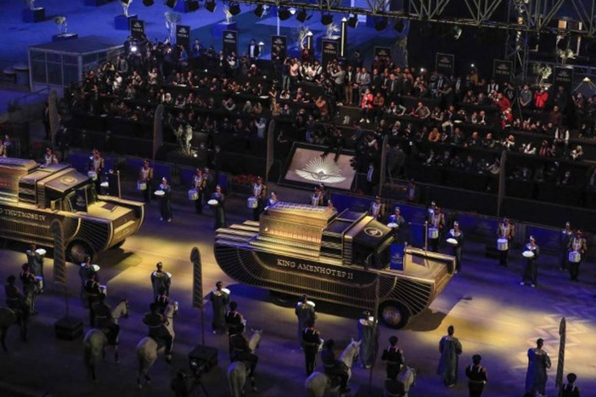 Los egipcios pudieron seguir a través de la televisión estatal el desfile de los 18 reyes y cuatro reinas, que contó con una ceremonia de apertura cuidadosamente coreografiada. 'Con gran orgullo, estoy deseoso de dar la bienvenida a los reyes y reinas de Egipto tras su viaje', declaró en Twitter el presidente egipcio, Abdel Fatah al Sisi. 'Este grandioso espectáculo es una prueba más de la grandeza [...] de una civilización única que llega hasta las profundidades de la historia', agregó.