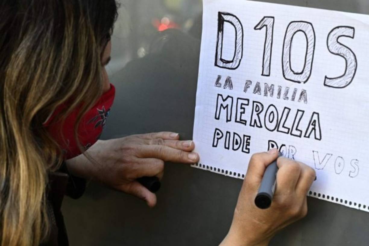 Los argentinos han dejado mensajes de apoyo en honor a Maradona.