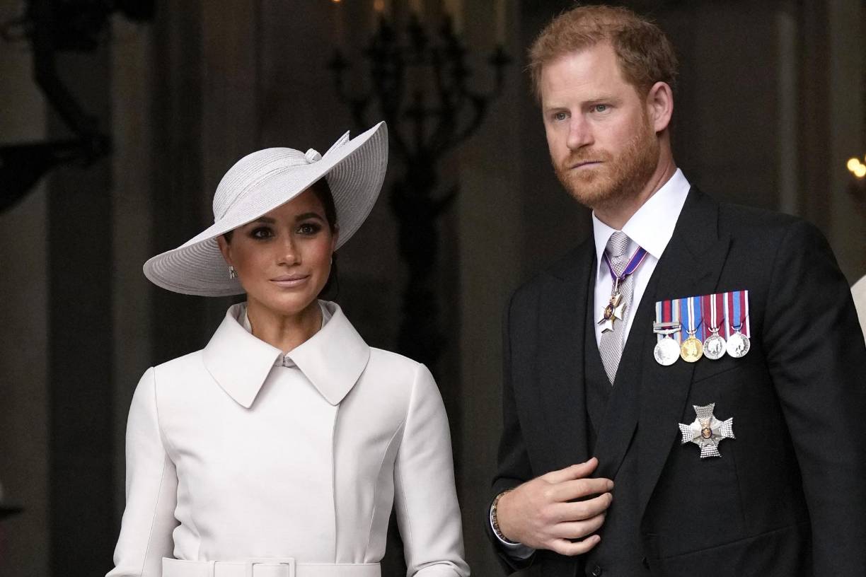 Harry, que actualmente vive en Estados Unidos, explica que, antes de casarse con Meghan, su padre le preguntó si ella seguiría trabajando como actriz y, cuando él le dijo que no porque seguramente se trasladaría a vivir al Reino Unido, el hoy rey le advirtió de que “no había dinero de sobra” para mantenerla.