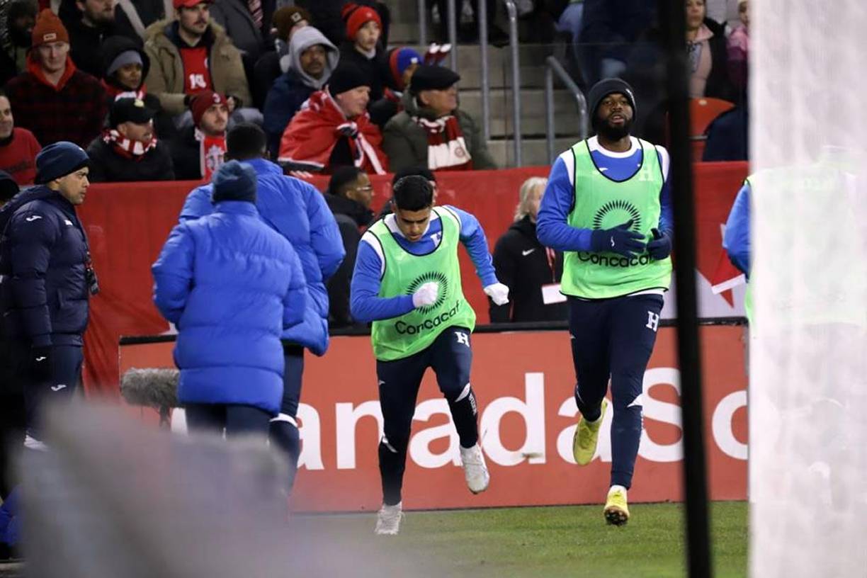 Luis Palma estuvo calentando en una esquina del campo para esperar su oportunidad de jugar junto a Jorge Benguché, pero Diego Vázquez no lo metió. El ‘Toro‘ si tuvo minutos.