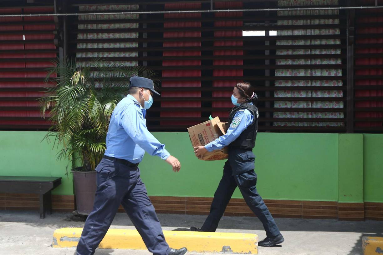 El ministro dijo que los funcionarios que realizan operaciones especiales no usan uniforme, pero al momento de hacer alguna intervención se colocan sus chalecos, placas y son acompañados de cerca por vehículos identificados.