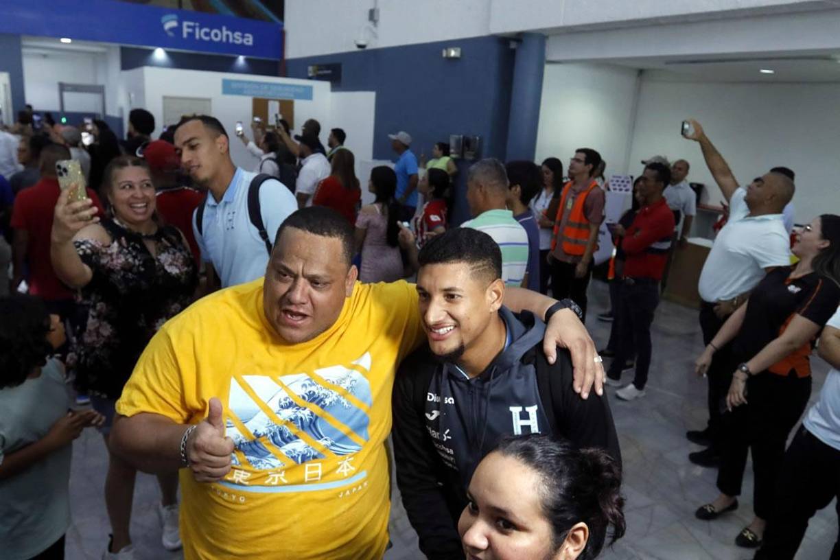 Mucho cariño y Nájar sorprendido: recibimiento a la ’H’ tras ‘robo’ en México