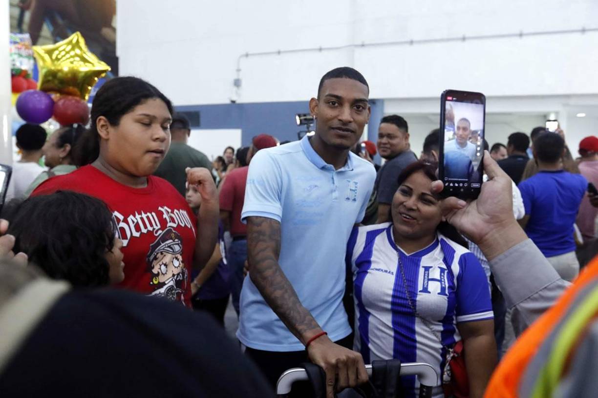 Joseph Rosales, que jugó muy bien en los dos partidos ante México, sonriendo a la par de aficionadas catrachas.