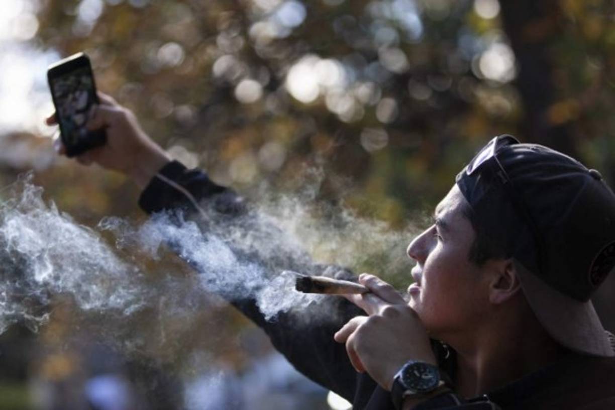 En Montreal, frente a la sucursal de la calle Sainte-Catherine, una de las principales avenidas de la ciudad, Mathieu, esperó desde las tres de la mañana. 'Es histórico, quería estar aquí', dijo.