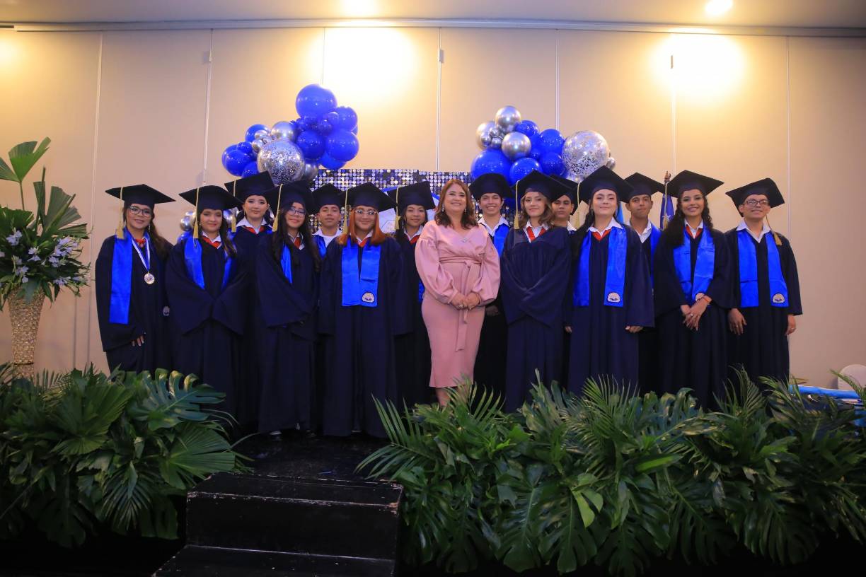 En una velada de gala, los Seniors 2022 recibieron su anhelado título que los acredita como Bachilleres en Ciencias y Humanidades. Los 14 jovencitos posaron muy contentos junto a su maestra guía Marissa Aguilar. 