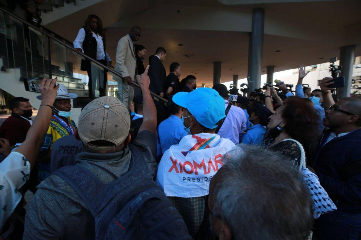 Los diputados de la bancada del PSH subieron las escaleras nuevamente para el interior del Congreso donde en las próximas horas se desarrollará la sesión.