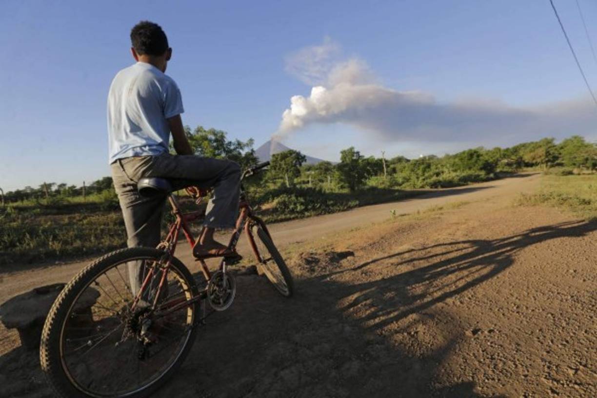 El volcán Momotombo de Nicaragua hizo erupción este miércoles con explosiones de gases, cenizas, piedras y pequeñas cantidades de lava que corren lentamente hacia lugares despoblados.