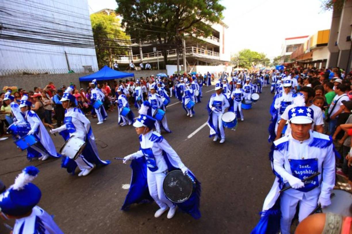 La disciplina de las bandas de guerra robaban las miradas de los espectadores del desfile.