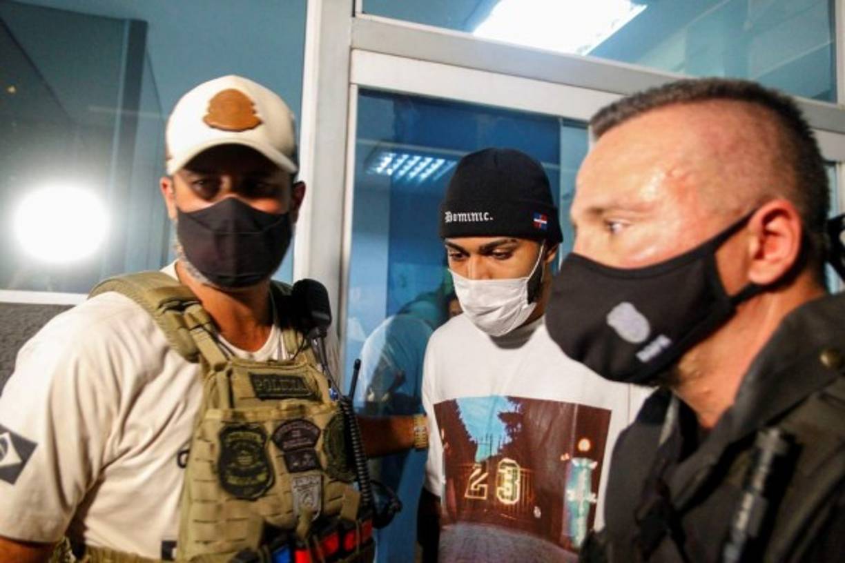 El comisario Eduardo Brotero explicó que la Policía Civil descubrió el casino clandestino tras recibir una denuncia anónima sobre una aglomeración en una edificación de cuatro pisos en un barrio acomodado de Sao Paulo y que en la operación participaron tanto policías como agentes sanitarios. “Cuando llegamos al lugar, para nuestra sorpresa, no era una fiesta clandestina y sí un casino clandestino, y muy grande, con muchas personas aglomeradas exponiéndose al contagio”, relató.