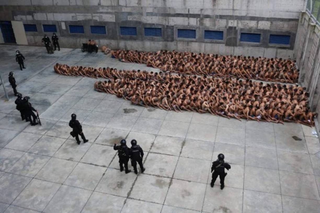 Autoridades locales informaron que se movilizaron a 1,042 presos que pertenecen a la pandilla Barrio 18 y 582 son miembros de la MS13 por 'ordenar actos delictivos desde las cárceles'.