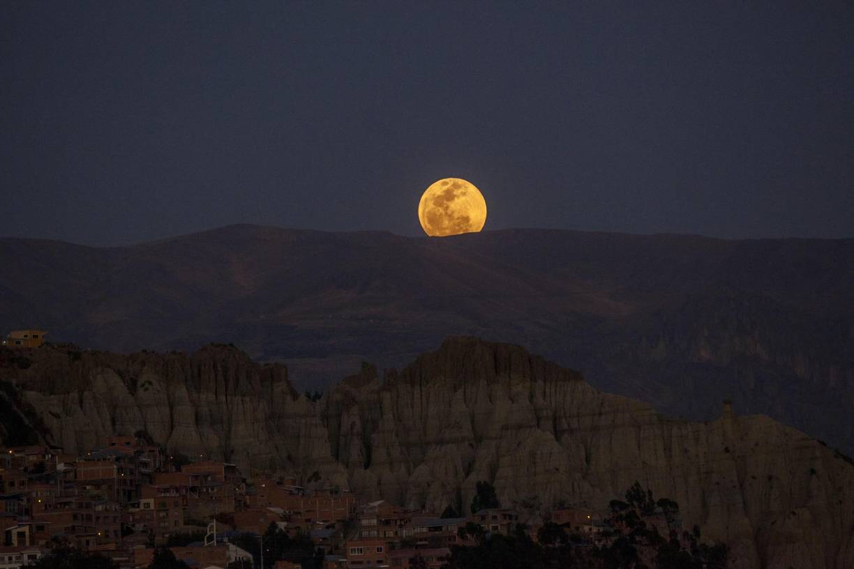 La segunda de las cuatro “superlunas” de este 2024, se mostró en la noche y madrugada de este miércoles, aunada a un pequeño eclipse parcial que se apreció a la vista como un pequeño mordisco al disco lunar y que fue visible a simple vista en países de América, Europa y África. 