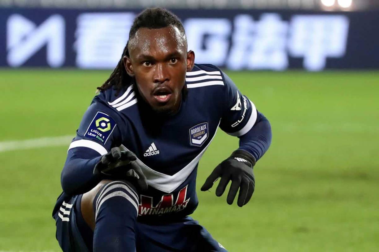 Alberth Elis celebró su gol como su ya icono festejo de pantera.