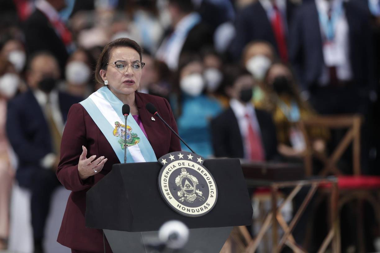 “Para nuestras niñas, niños y jóvenes garantizando la matricula gratis”, Xiomara Castro, presidenta de Honduras. 