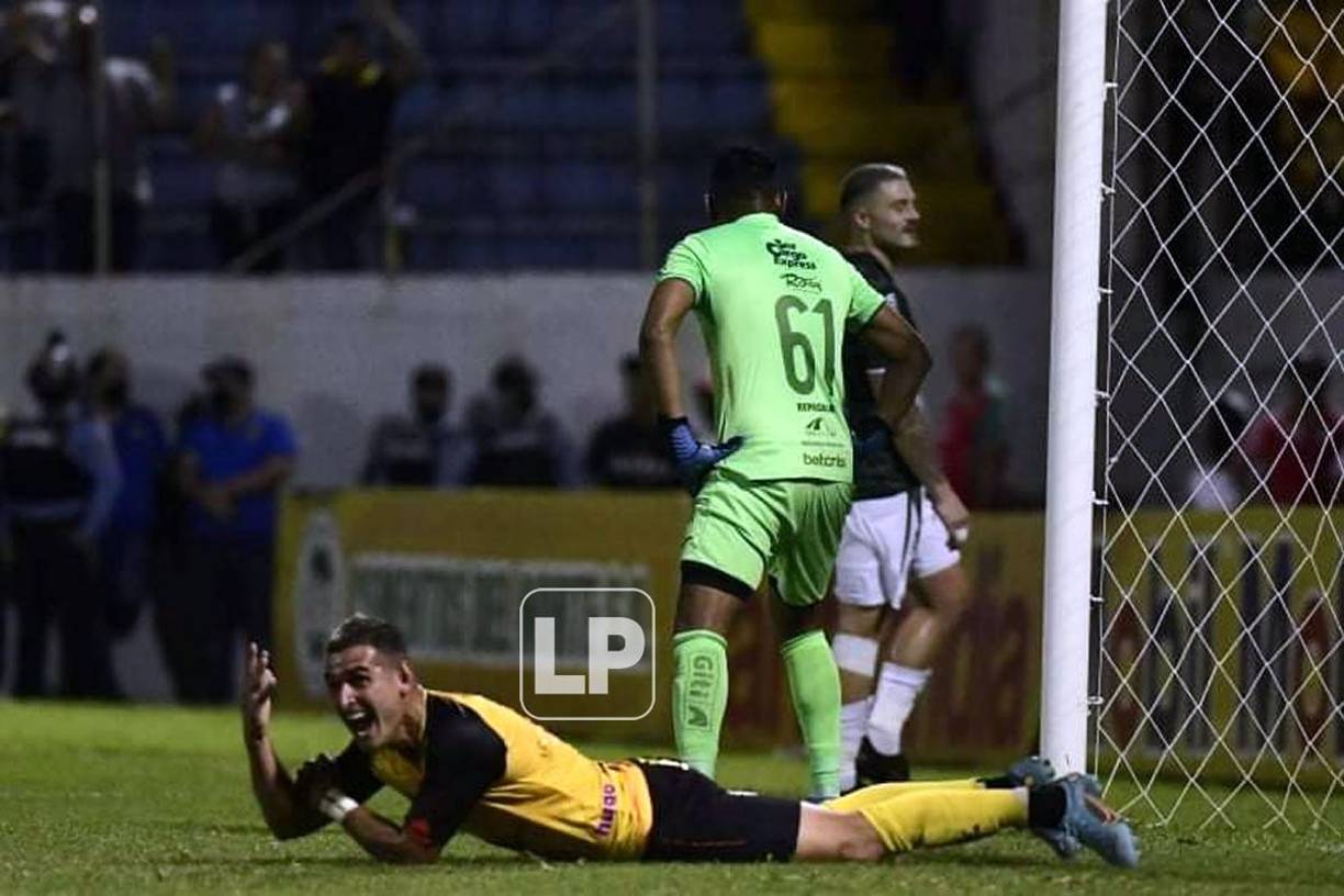El mexicano Omar Rosas entró de cambio en el segundo tiempo, pero se lesionó y tuvo que salir del campo.