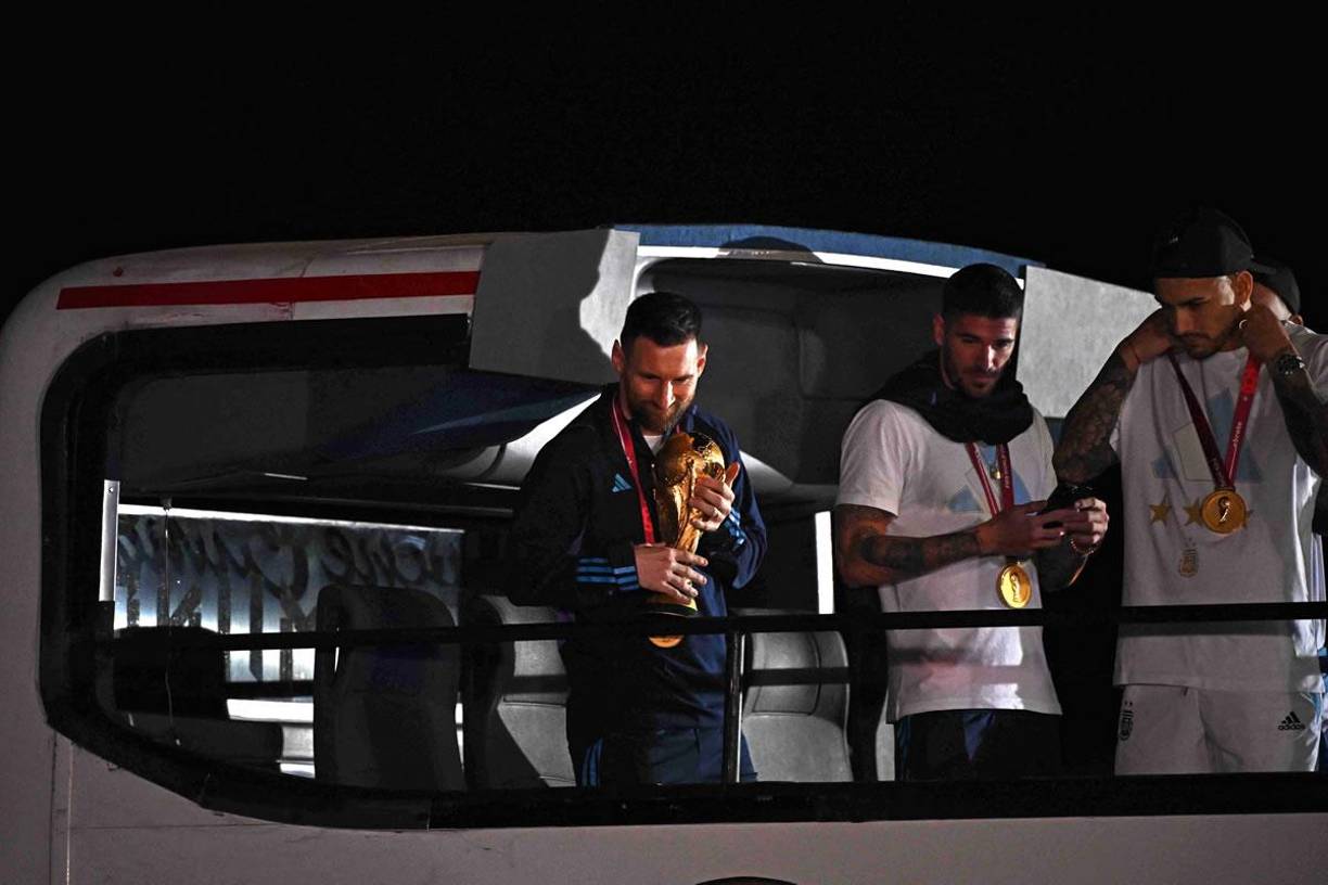 Lionel Messi se fue al fondo del autobús con la Copa del Mundo en sus manos.