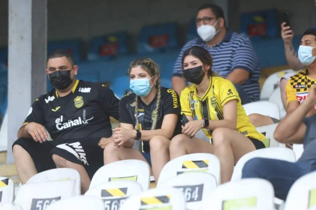 La belleza de la mujer hondureña no podía faltar en los estadios y estas dos jóvenes fueron de las chicas que adornaron con su belleza el estadio Morazán.