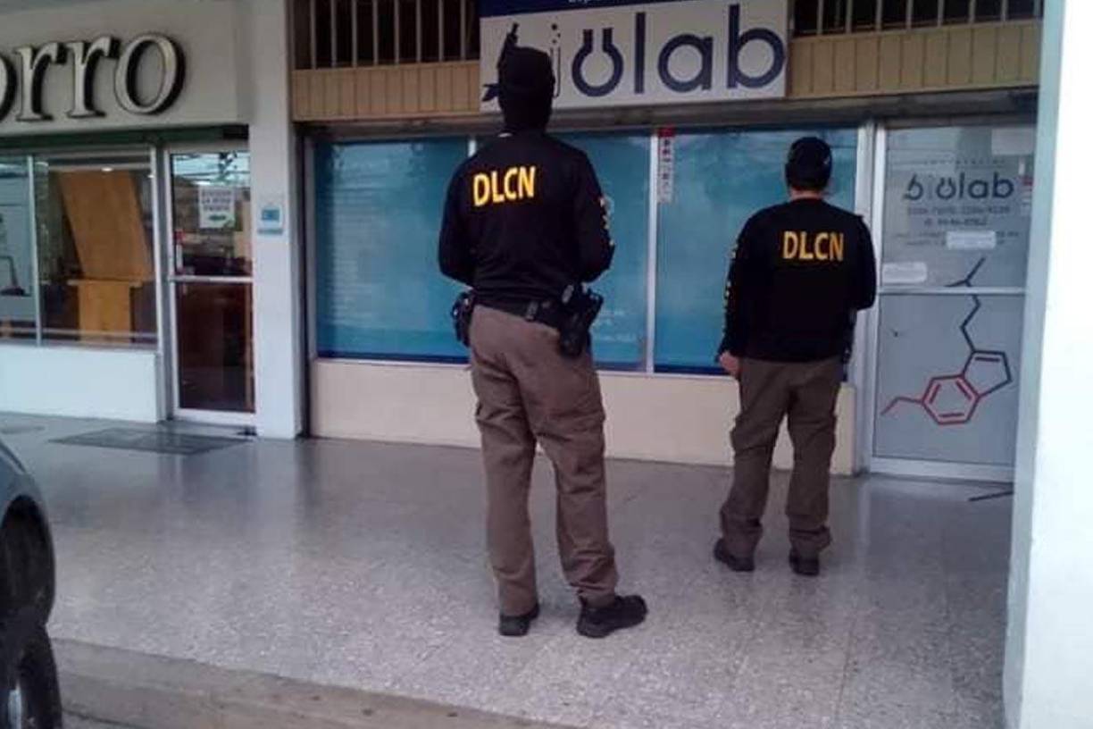 Los agentes de la Dirección de Lucha contra el Narcotráfico realizaron allanamientos de forma simultánea, tanto en una vivienda como en un local de un centro comercial.