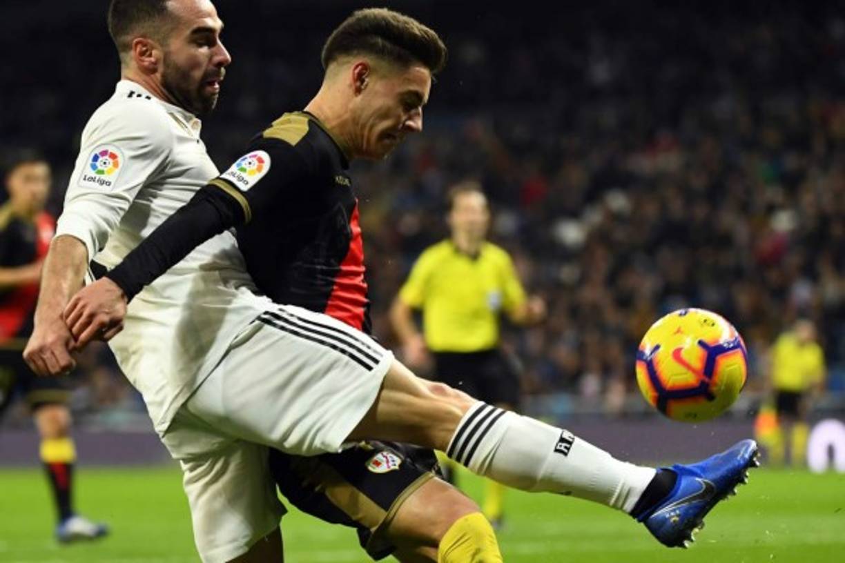 Dani Carvajal le saca el balón a Alex Moreno del Rayo Vallecano.