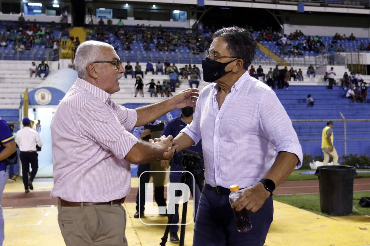 Manuel Keosseián y Salomón Nazar se saludan previo al partido.