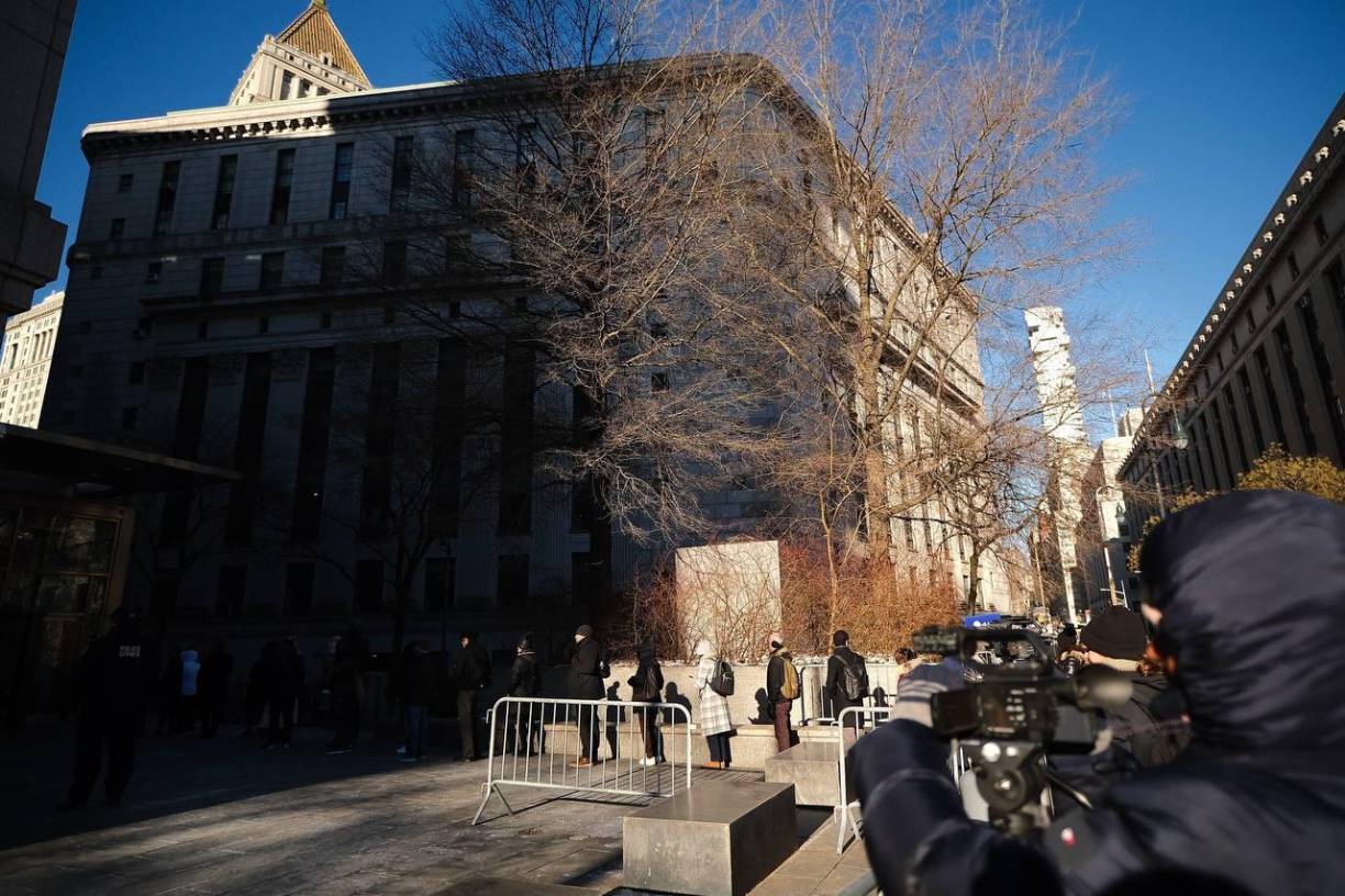 Concurrida fila para entrar a Corte donde se enjuiciará a JOH