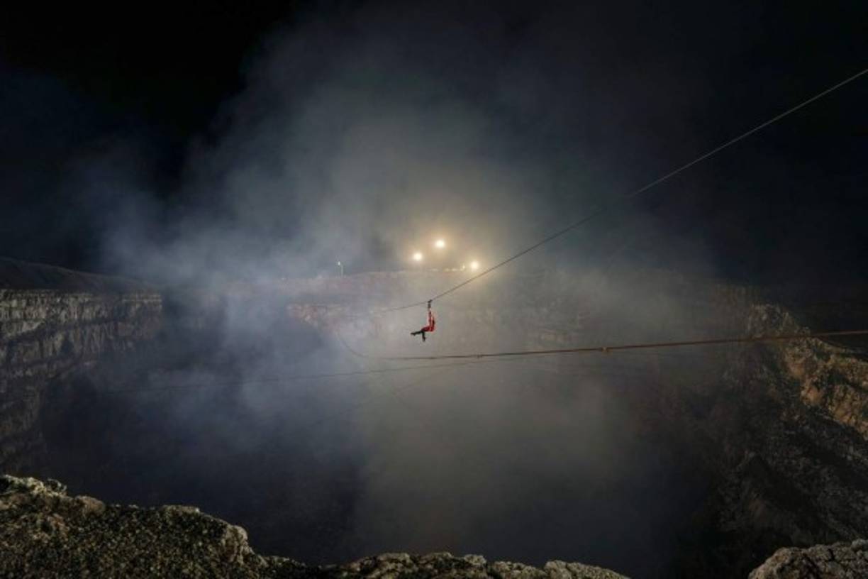 El Masaya, de 600 metros de altura sobre el nivel del mar, es uno de los ocho volcanes activos que mantienen en el mundo una constante efusión de lava en su interior.