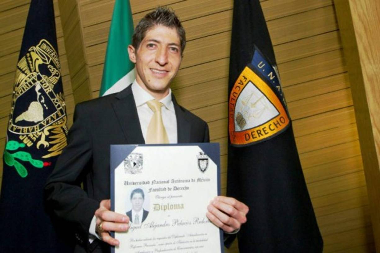 Alejandro Palacios - De los casos más conocidos, ya que el exportero de Pumas se graduó en la Licenciatura en Derecho en la Universidad Nacional Autónoma de México.