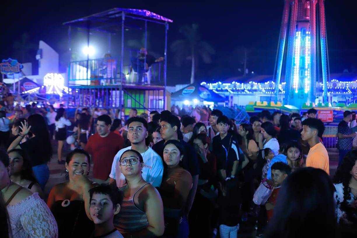 Aunque anden amontonados, miles de personas llegan a los diferentes atractivos de la Feria Juniana.