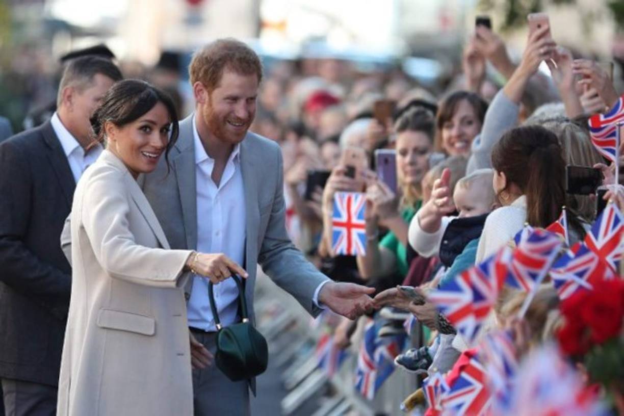 El príncipe Harry y Meghan Markle llegaron a la ciudad de Chichester, capital del condado de West Sussex, a primera hora de la mañana - jueves 03 de octubre- ante la expectación de cientos de personas.