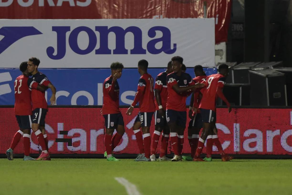Cuba sorprendió abriendo el marcador con un golazo. Así celebraron los jugadores cubanos.