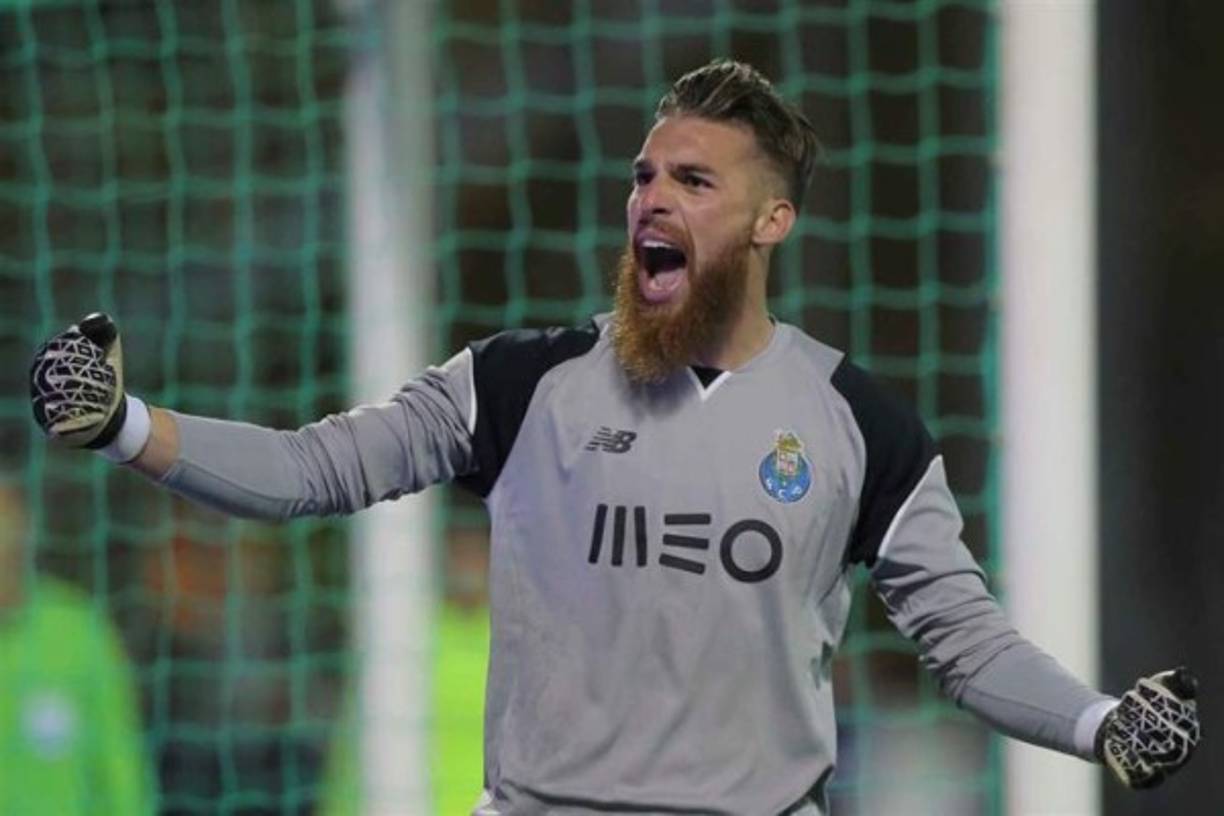 José Pedro Malheiro de Sá, conocido como José Sá es un futbolista portugués que se desempeña como portero del Porto. En Champions ya es titular mandando a Casillas a la banca, el chico puede presumir de tener una hermosa chica.