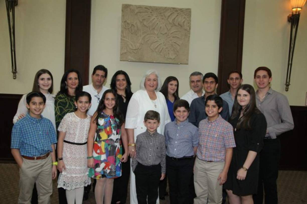 Naval Burbara junto a sus hijos y nietos que no quisieron perderse esa noche tan especial.