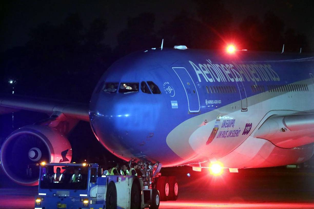 El avión que trasladó a la selección, un Airbus 330 que la aerolínea de bandera ploteó meses atrás con imágenes de jugadores y una gran camiseta albiceleste para trasladar a los aficionados que viajarían desde Argentina a Qatar, fue bautizado en la pista.
