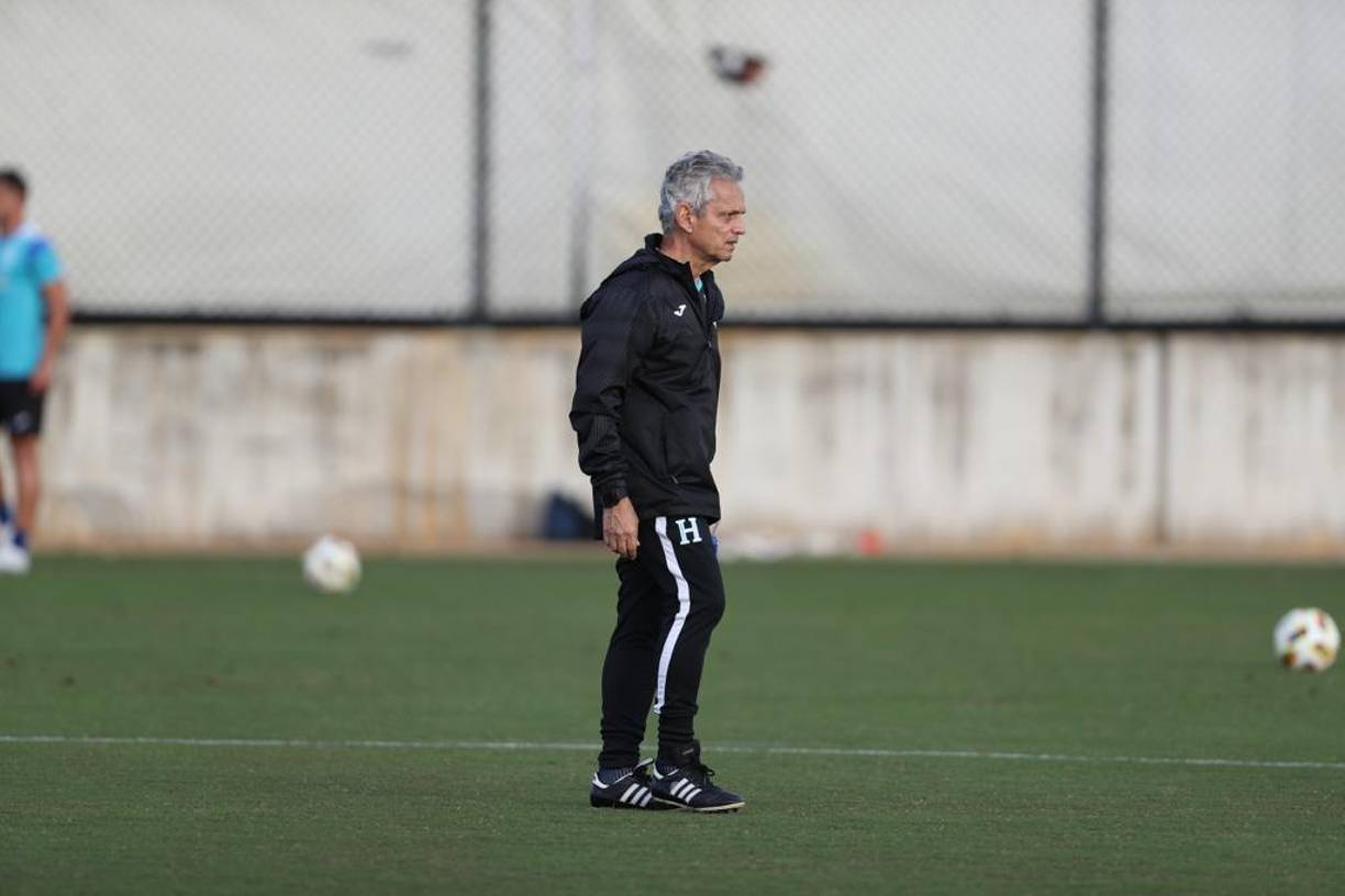 Para este dueo, Reinaldo Rueda no cuenta con legionarios (a excepción de uno), ya que el encuentro es fuera de la Fecha FIFA, por lo que veríamos un renovado 11 ante el conjunto europeo. Así sería su alienación.