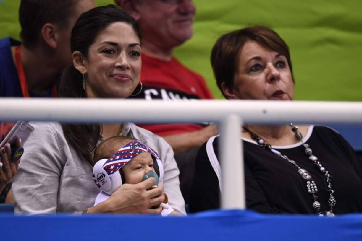 El primer hijo de la pareja, que tiene su propia cuenta de Instagram, le ha robado el protagonismo a su padre en Río, donde no ha pasado inadvertido para los fotográfos que lo retrataron con sus 'patrióticos' protectores de ruido, junto a su madre y abuela.<br/>