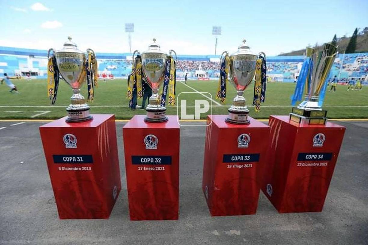 Antes del partido, el Olimpia lució los cuatro trofeos del tetracampeonato que ganó con Pedro Troglio.