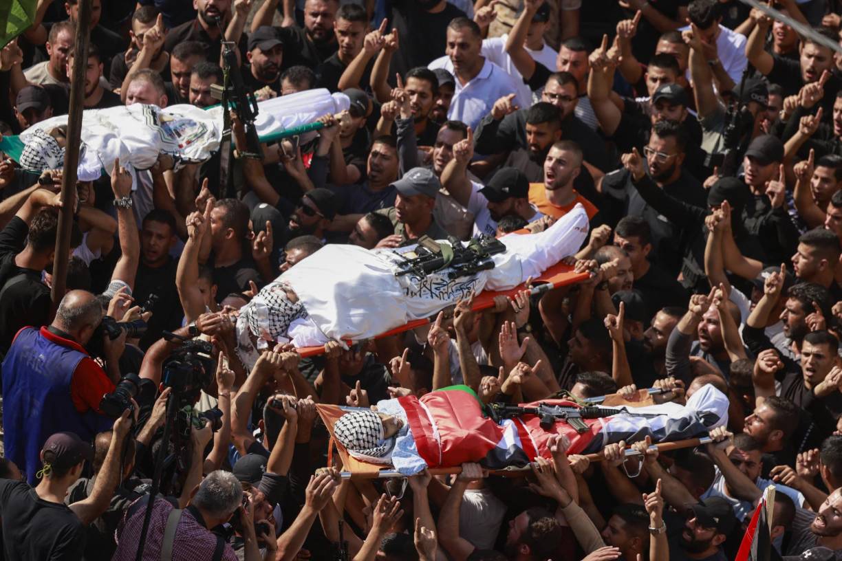 Según el Ejército israelí, el ataque fue contra un comandante de las milicias de Hamás, provocando su muerte y la de otra cincuentena de milicianos escondidos en túneles del área.