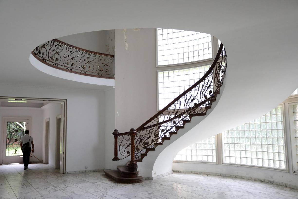 En la opulenta casa <b>Montecasino</b> se gestaron magnicidios de candidatos presidenciales y masacres de campesinos, según testimonios de antiguos sicarios al servicio de sus dueños, los hermanos Carlos, Vicente y Fidel Castaño, jefes de los escuadrones de ultraderecha Autodefensas Unidas de <b>Colombia</b> (AUC). 