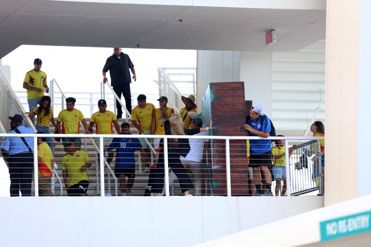 Poco a poco los aficionados ingresan al estadio.