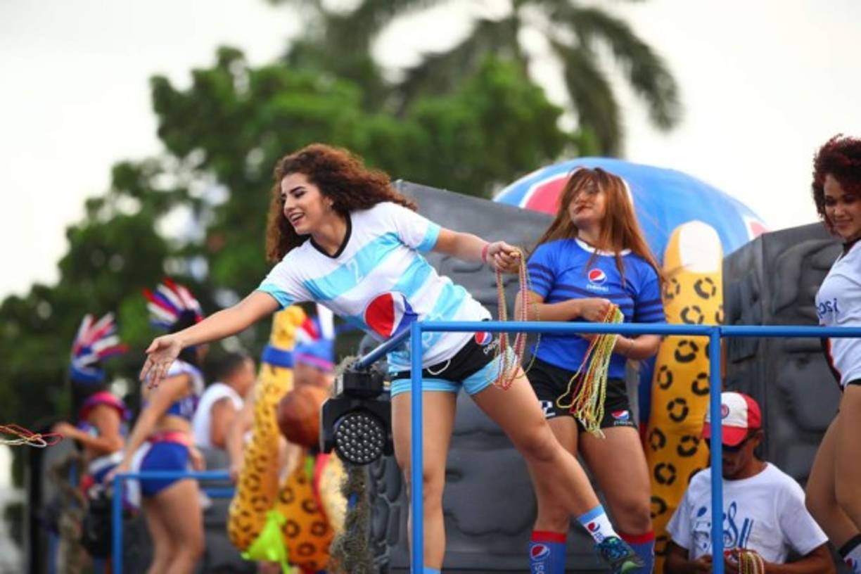 Los detalles que llegaban desde las comparsas al público fue de lo más esperado durante el evento.