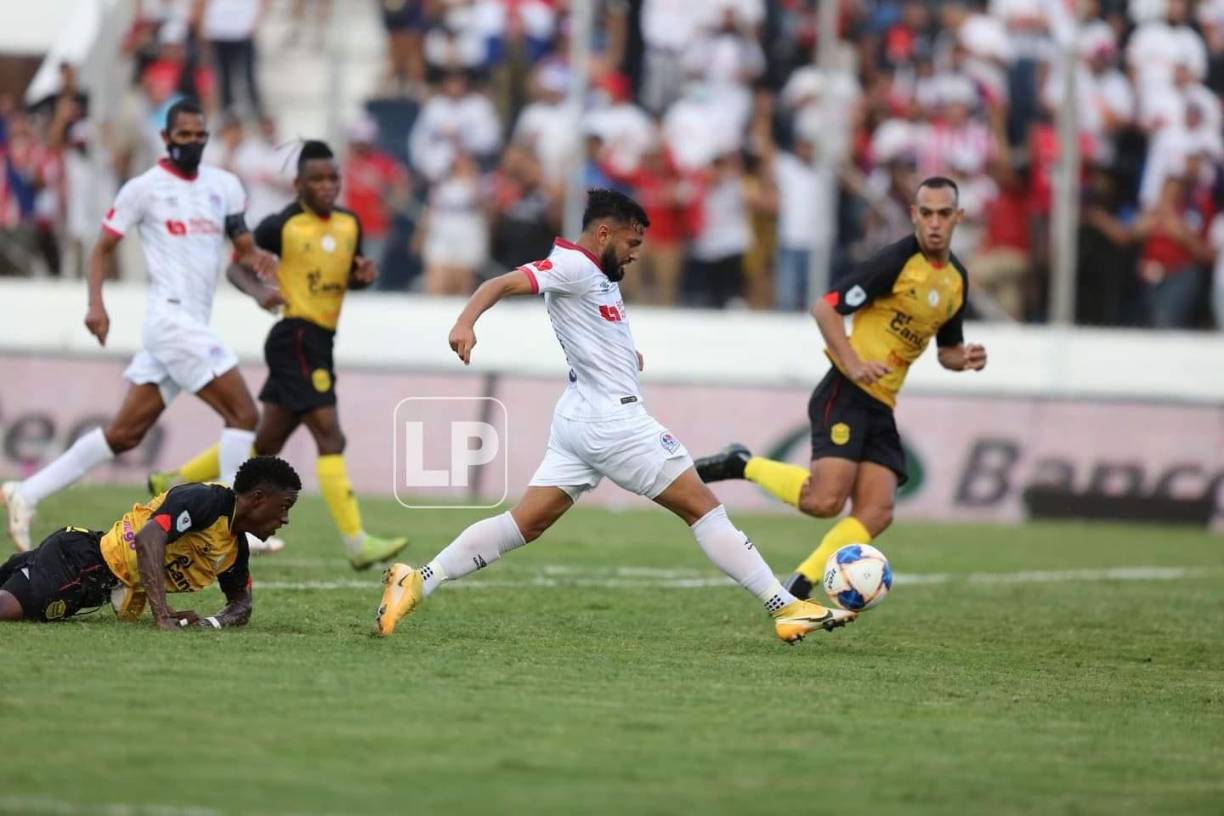 Jorge Álvarez dejó atrás a los defensas del Real España en la jugada de su primer golazo.