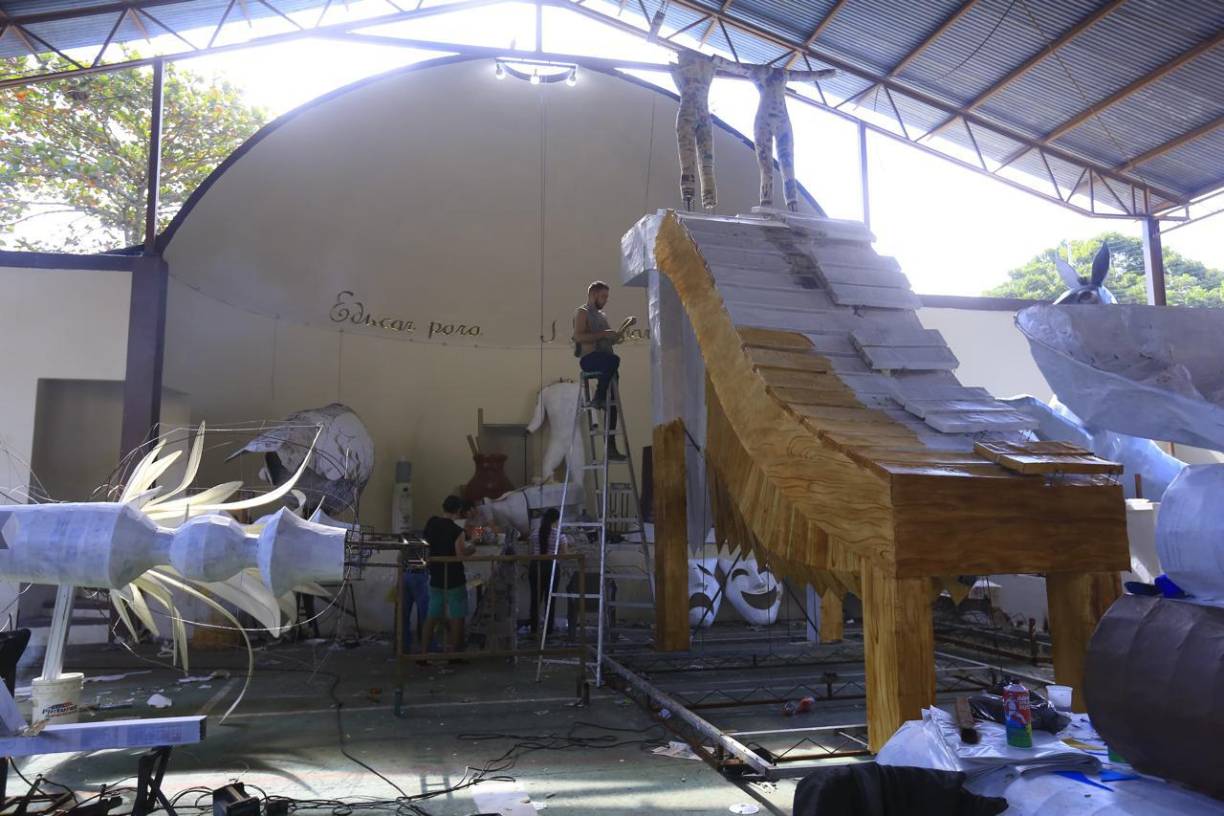 Este miércoles trabajaban a todo vapor para tener listo todo este jueves en horas de la noche. 