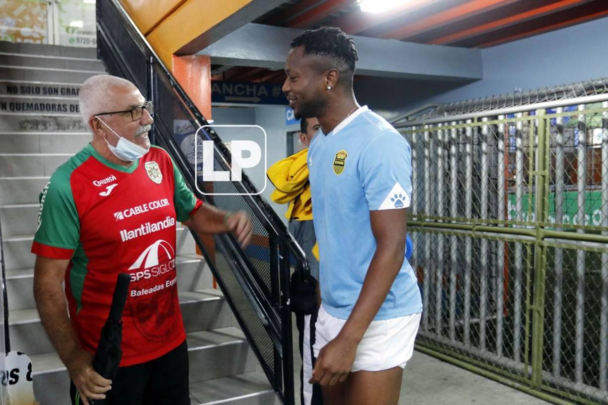 Kevin Álvarez se mostró feliz de saludar a Manuel Keosseián, quien fue su entrenador cuando ambos estuvieron en el Olimpia.